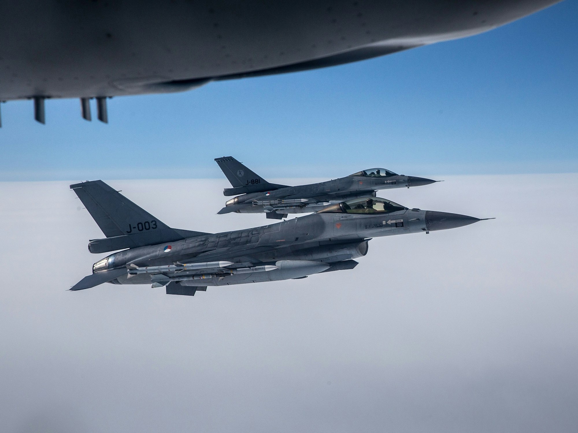 Zwei Kampfflieger waren aufgestiegen, um Kontakt zu dem Piloten aufzunehmen. Unser Foto zeigt zwei Nato-Kampfjets über der Ostsee.