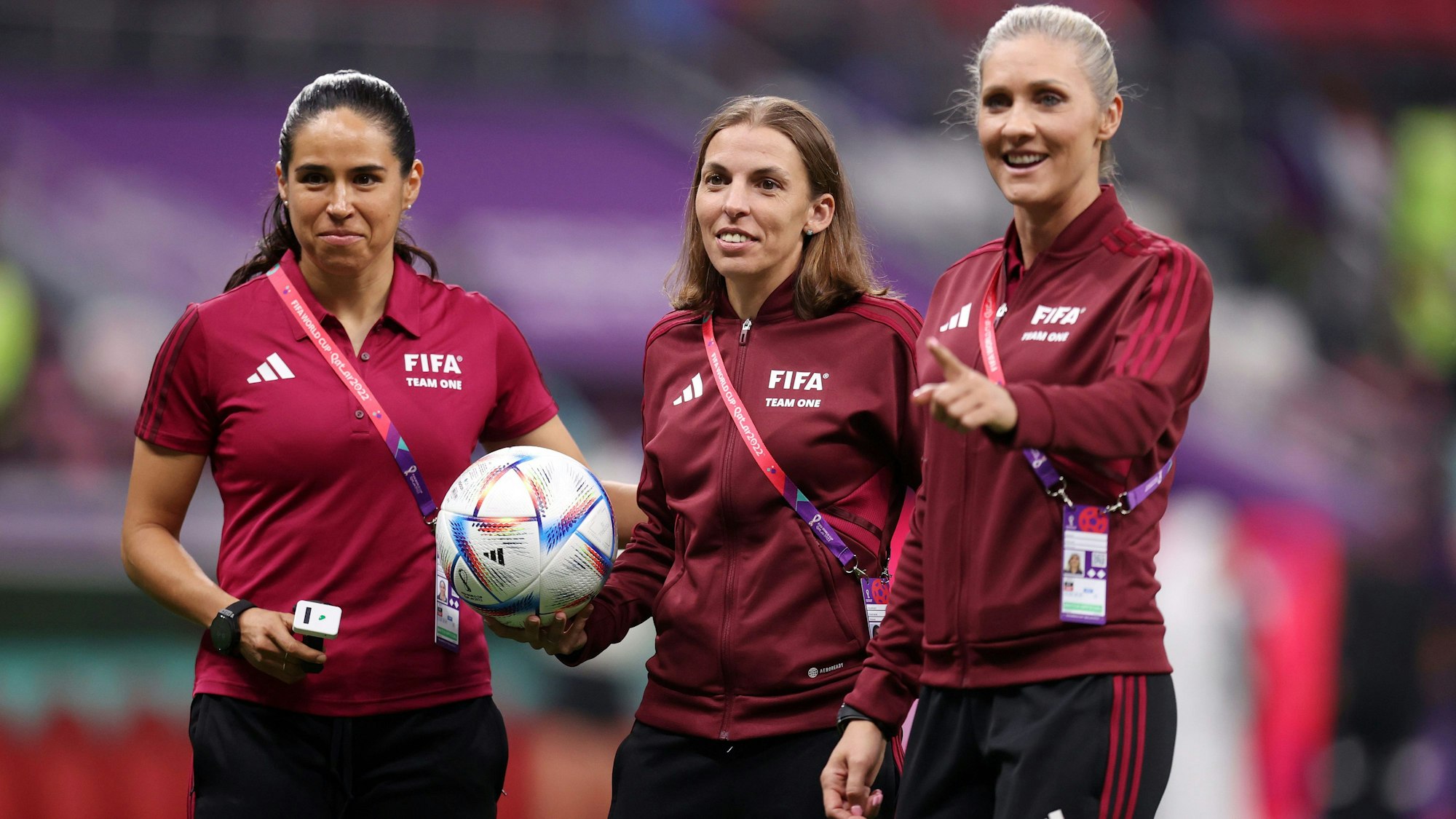 Das Schiri-Trio mit den Linienrichterinnen Karen Díaz (l.) und Neuza Back (r.) sowie Schiedsrichterin Stéphanie Frappart posiert vor der gemeinsamen WM-Premiere für ein Gruppenfoto.