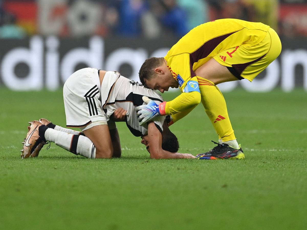 Manuel Neuer und Jamal Musiala im WM-Spiel.