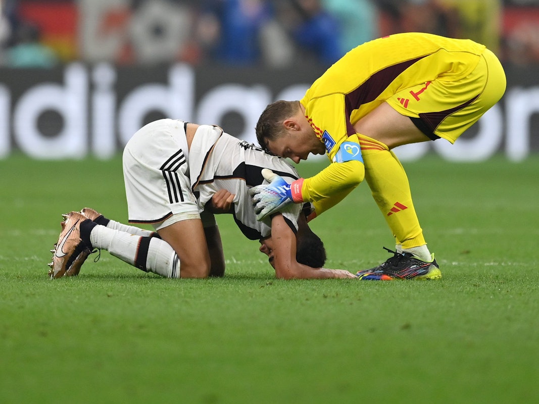 Manuel Neuer und Jamal Musiala im WM-Spiel.