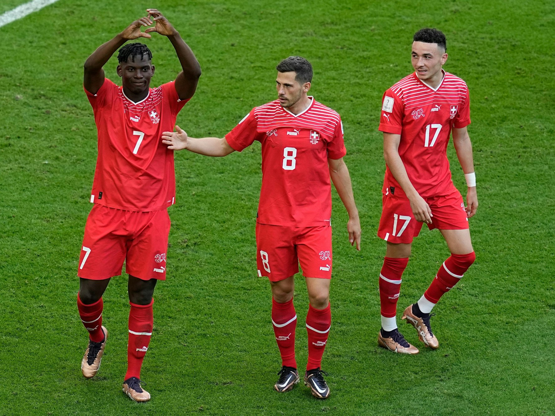 Der Schweizer Breel Embolo jubelt mit Remo Freuler und Ruben Vargas (v.l.n.r.) nach seinem Treffer zum 1:0 im WM-Gruppenspiel gegen Kamerun.