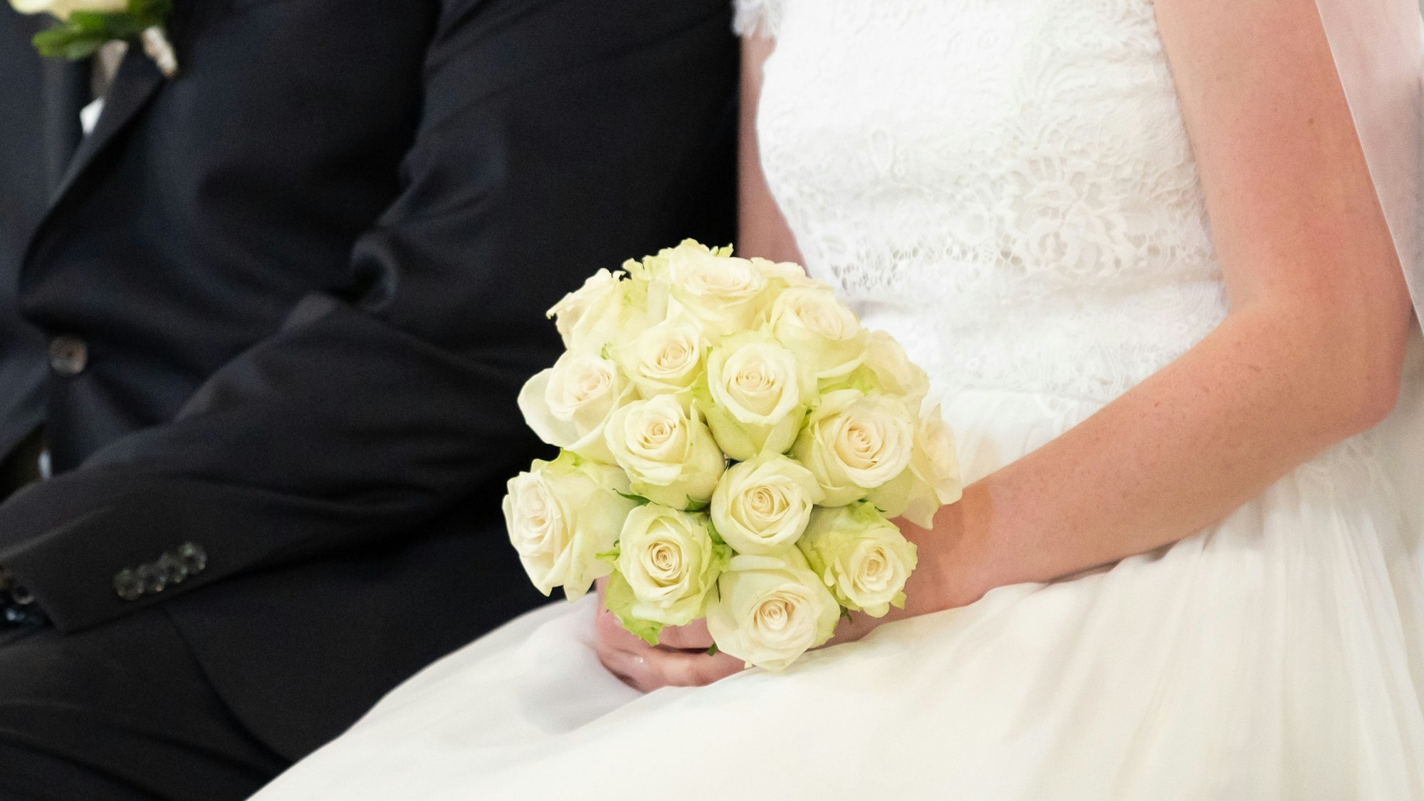 Eine indische Braut wehrt sich mit der Polizei gegen den eigenen Bräutigam. Unser Symbolbild zeigt ein Brautpaar in einer Kirche.