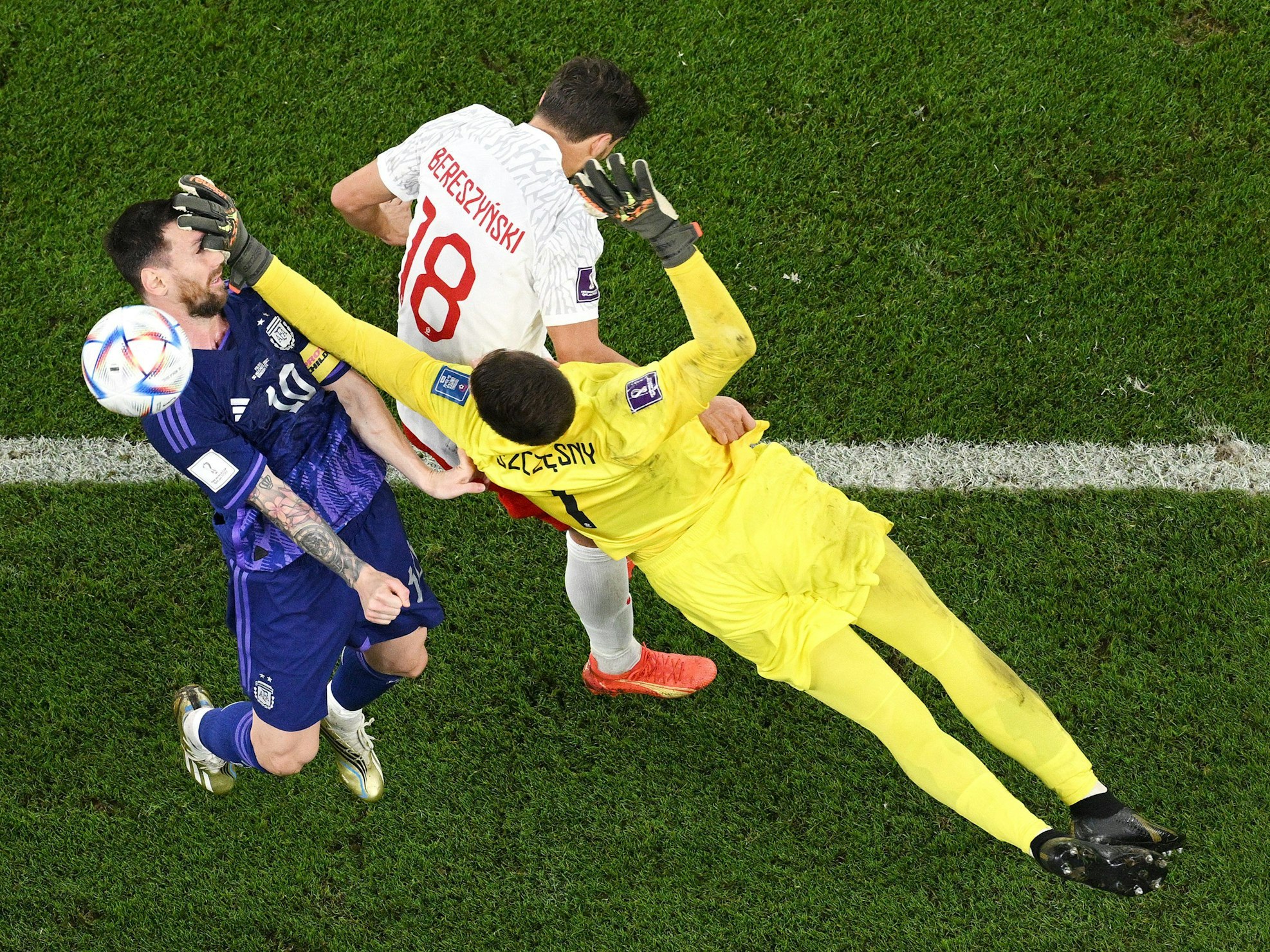 Polens Torwart Wojciech Szczesny trifft Lionel Messi bei der WM in Katar.