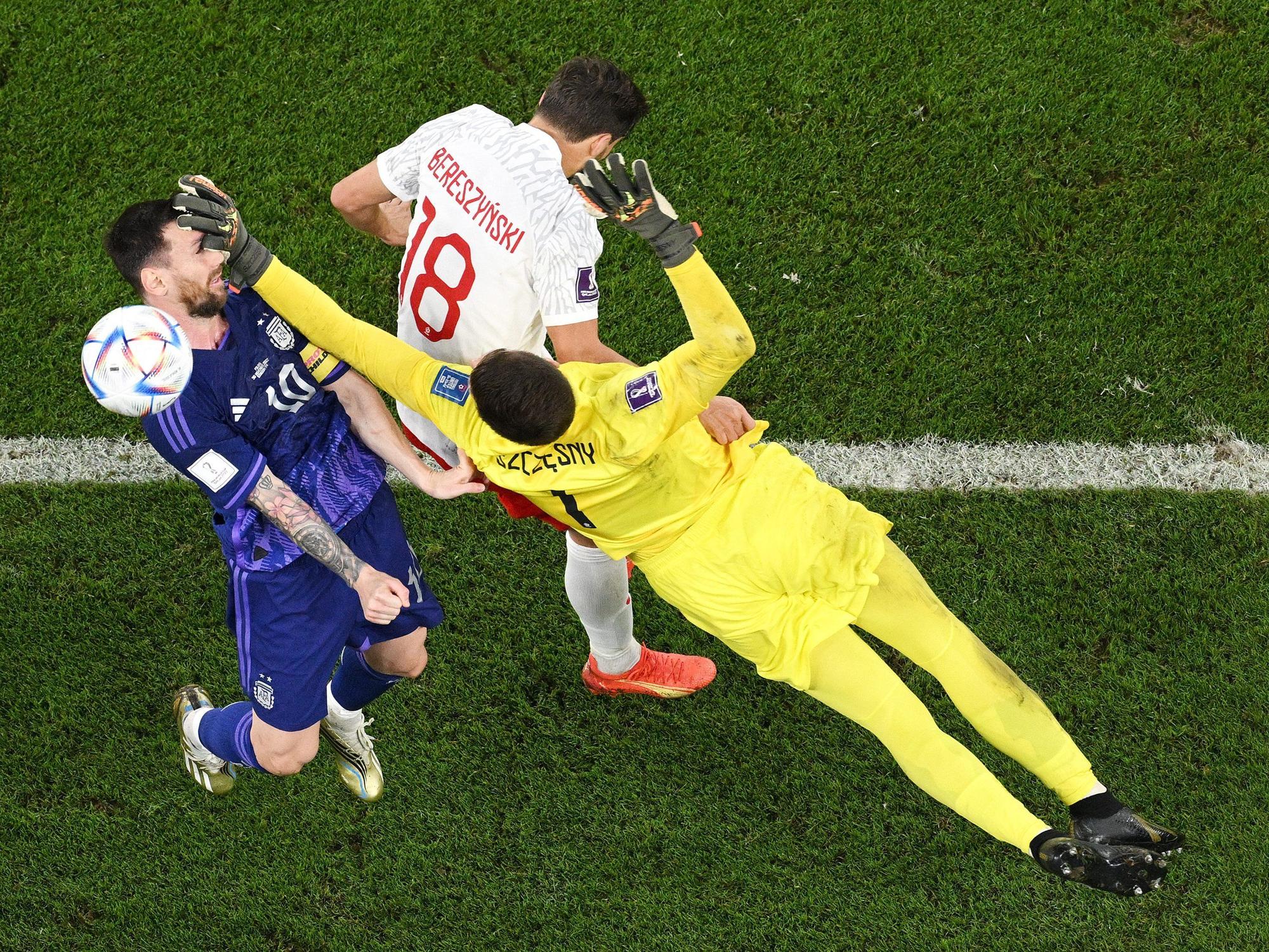 Polens Torwart Wojciech Szczesny trifft Lionel Messi bei der WM in Katar.