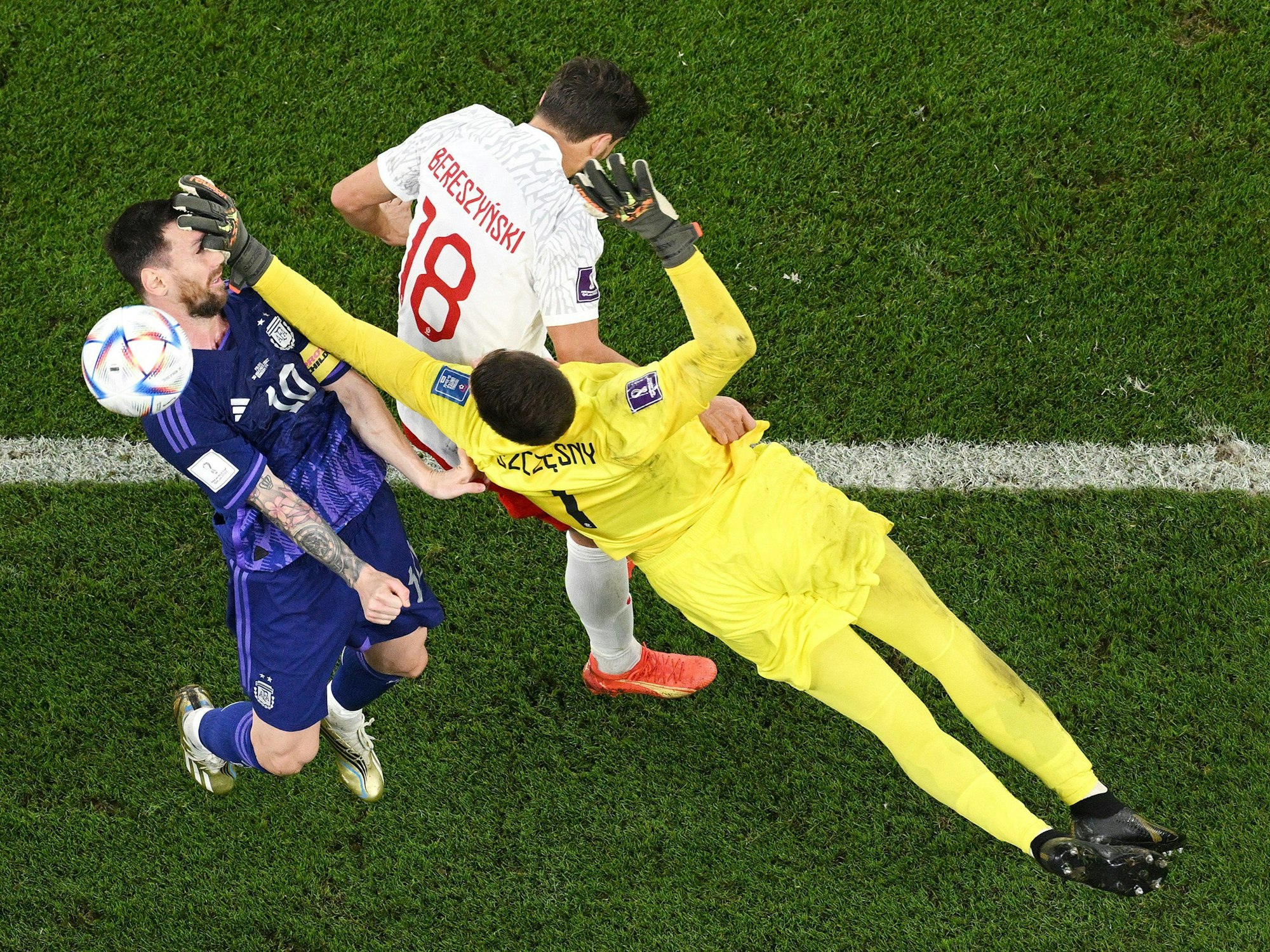 Polens Torwart Wojciech Szczesny trifft Lionel Messi bei der WM in Katar.