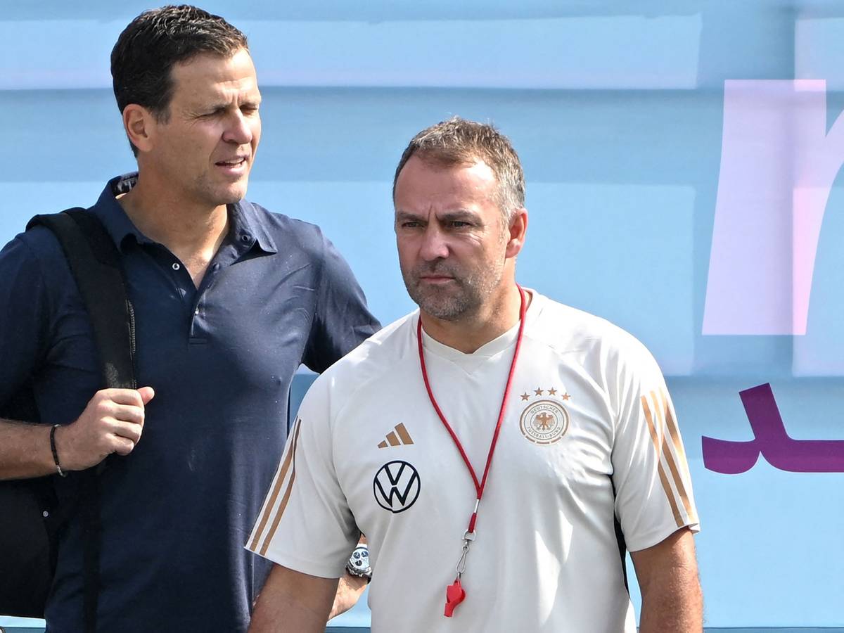 Oliver Bierhoff und Hansi Flick stehen beim Training zusammen.
