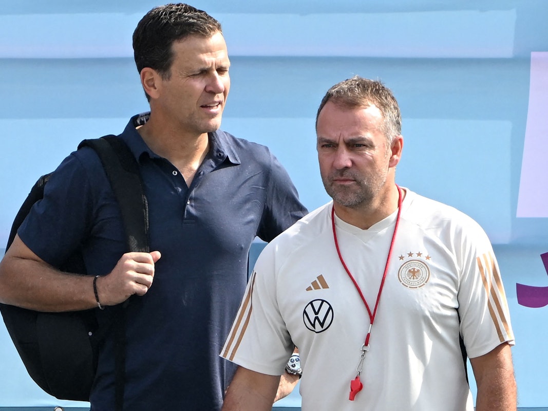 Oliver Bierhoff und Hansi Flick stehen beim Training zusammen.