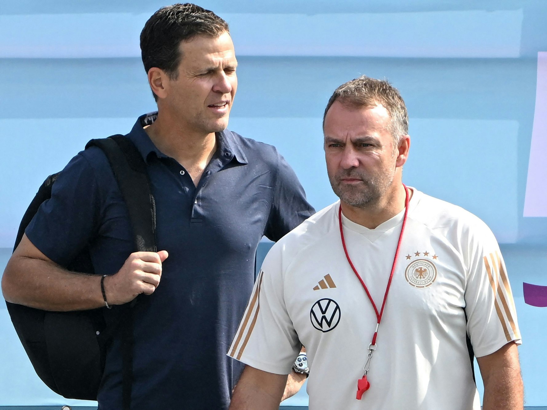 Oliver Bierhoff und Hansi Flick stehen beim Training zusammen.