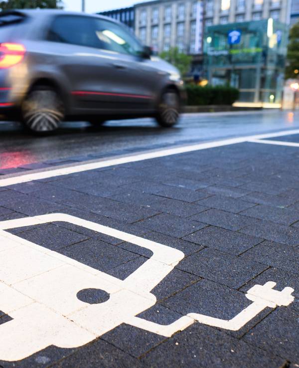 Besitzerinnen und Besitzern von Elektroautos droht in der Schweiz bei Strommangel ein Fahrverbot (Symbolbild).