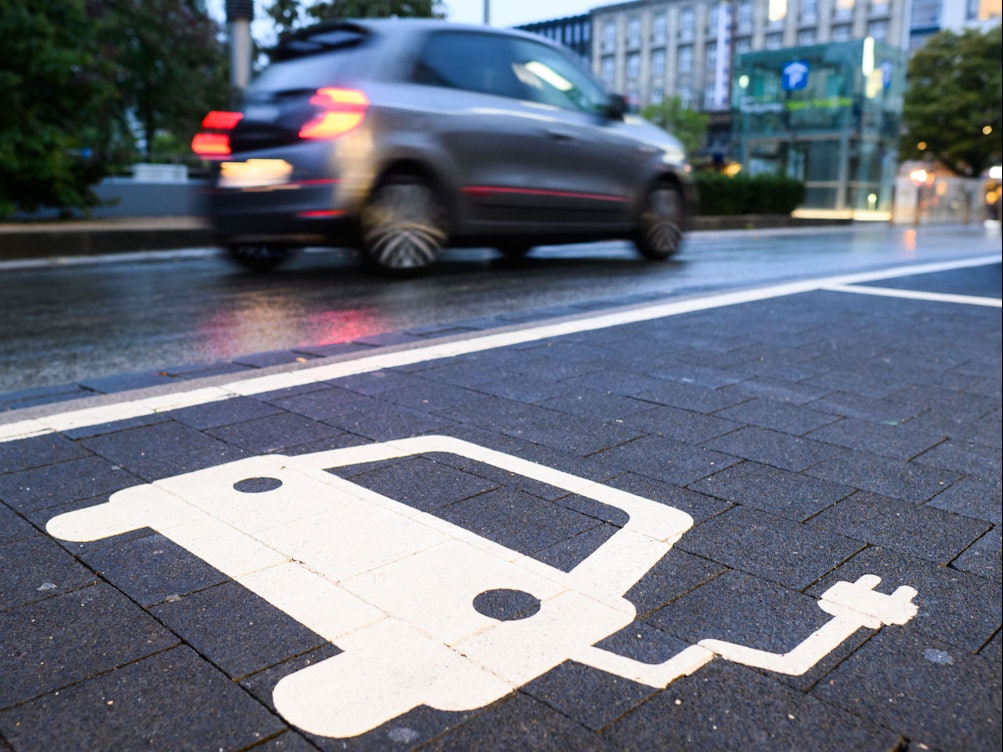 Besitzerinnen und Besitzern von Elektroautos droht in der Schweiz bei Strommangel ein Fahrverbot (Symbolbild).