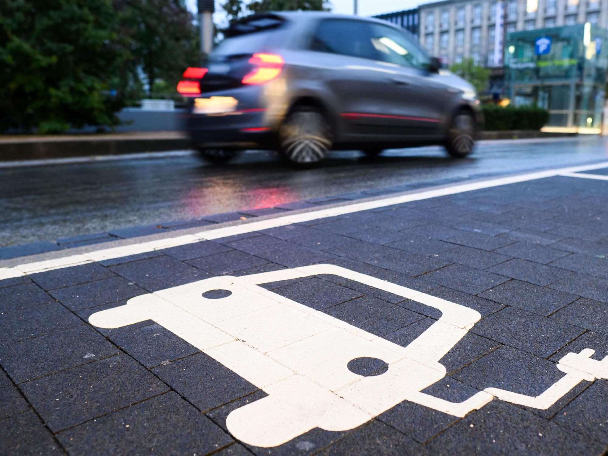 Besitzerinnen und Besitzern von Elektroautos droht in der Schweiz bei Strommangel ein Fahrverbot (Symbolbild).