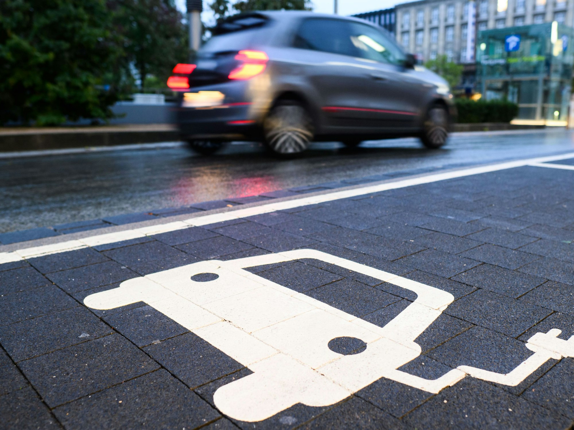 Besitzerinnen und Besitzern von Elektroautos droht in der Schweiz bei Strommangel ein Fahrverbot (Symbolbild).