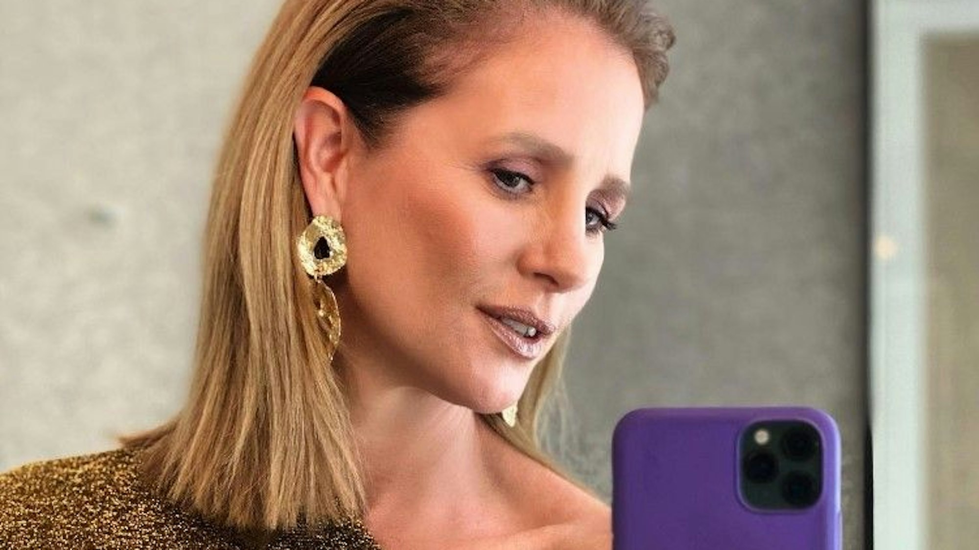 Moderatorin Mareile Höppner, hier schaut sie auf einem Instagram-Selfie vom 16. November selbstbewusst in den Spiegel, verzauberte ihre Instagram-Fans in einem pompösen Abendkleid.