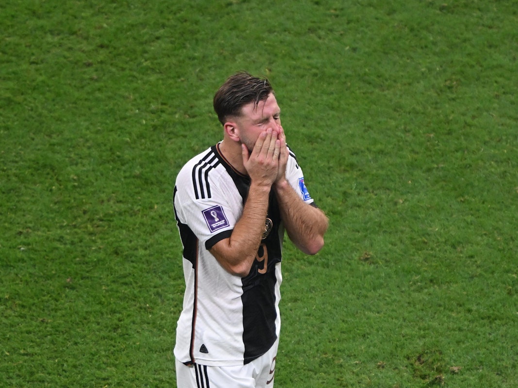 Niclas Füllkrug hält sich nach dem deutschen 4:2-Siegs am 1. Dezember 2022 in Katar die Hände vor das Gesicht. Deutschland ist in der WM-Vorrunde in Katar ausgeschieden.