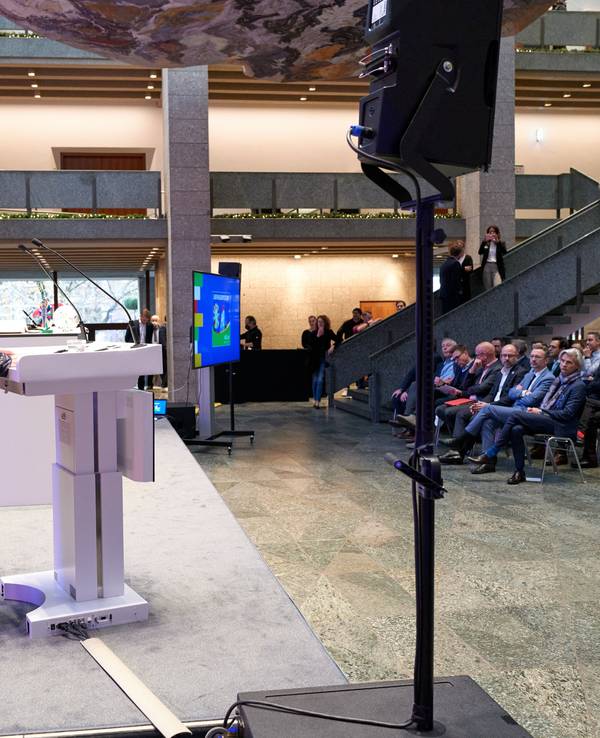 Henriette Reker steht am Rednerpult und hält vor Gästen der UEFA in Köln eine Rede.