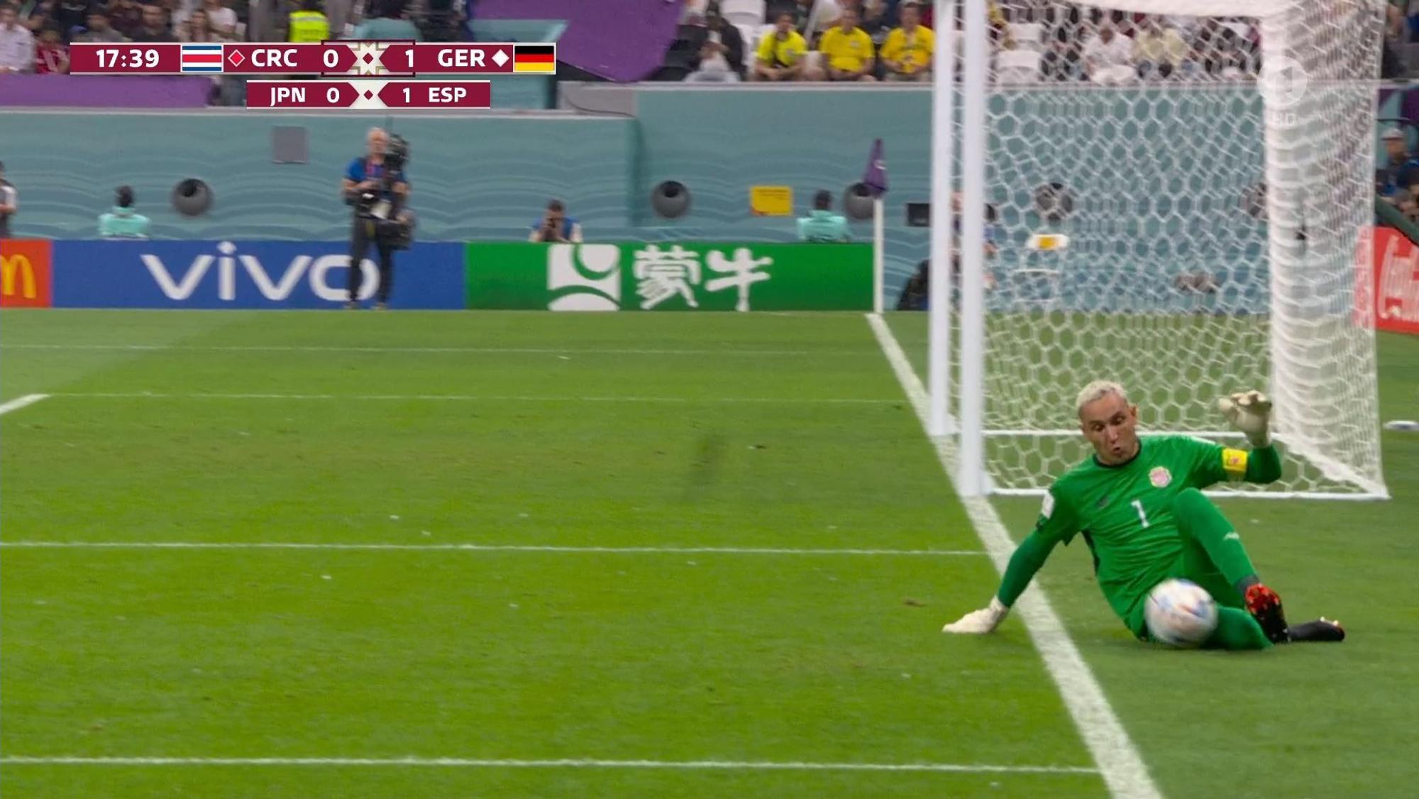 Keylor Navas erreicht einen verunglückten Rückpass beim WM-Spiel zwischen Deutschland und Costa Rica erst deutlich hinter der Grundlinie.