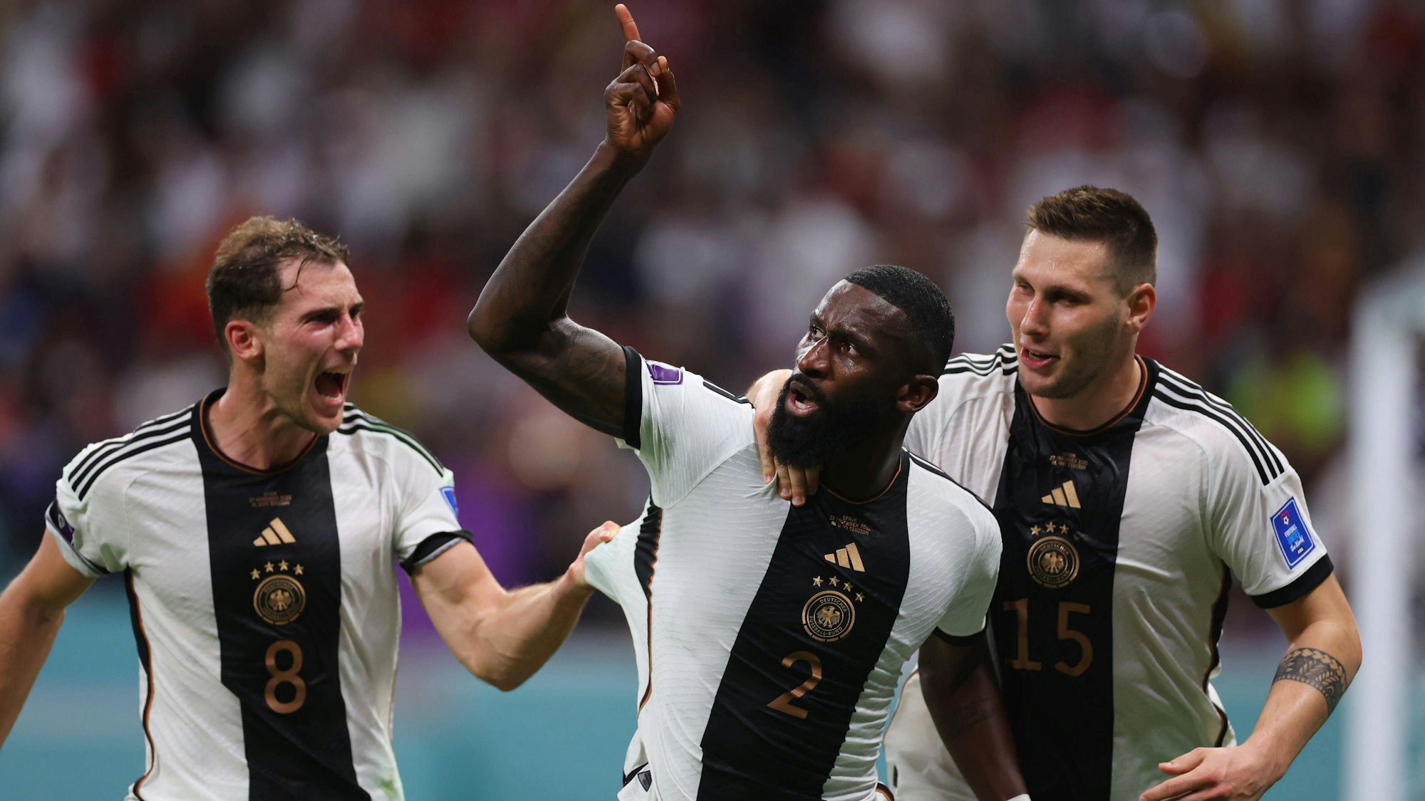 Die DFB-Nationalspieler Antonio Rüdiger, Leon Goretzka und Niklas Süle jubeln beim WM-Spiel Deutschland gegen Spanien am 27. November 2022.