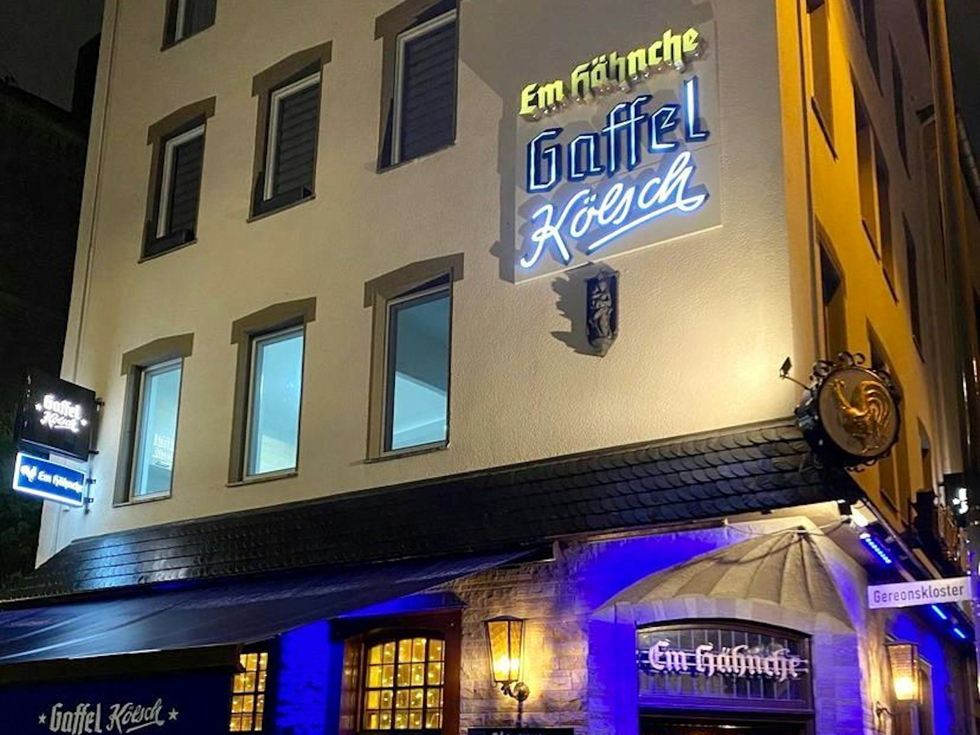 Das Em Hähnche voll beleuchtet in der Nacht.