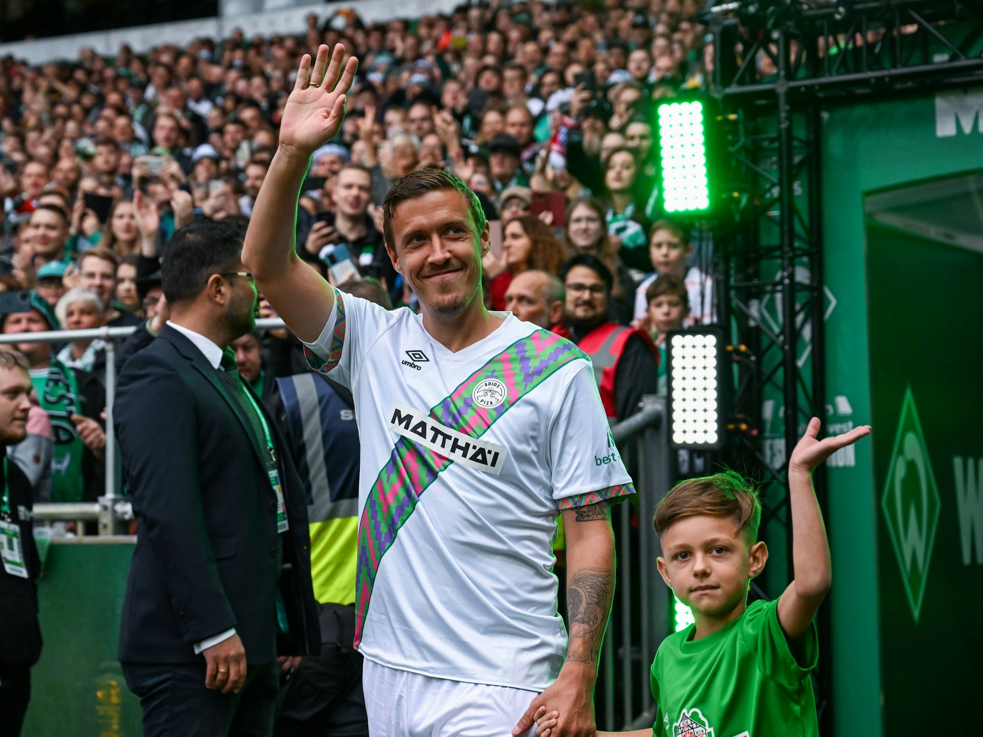 Max Kruse winkt dem Publikum.