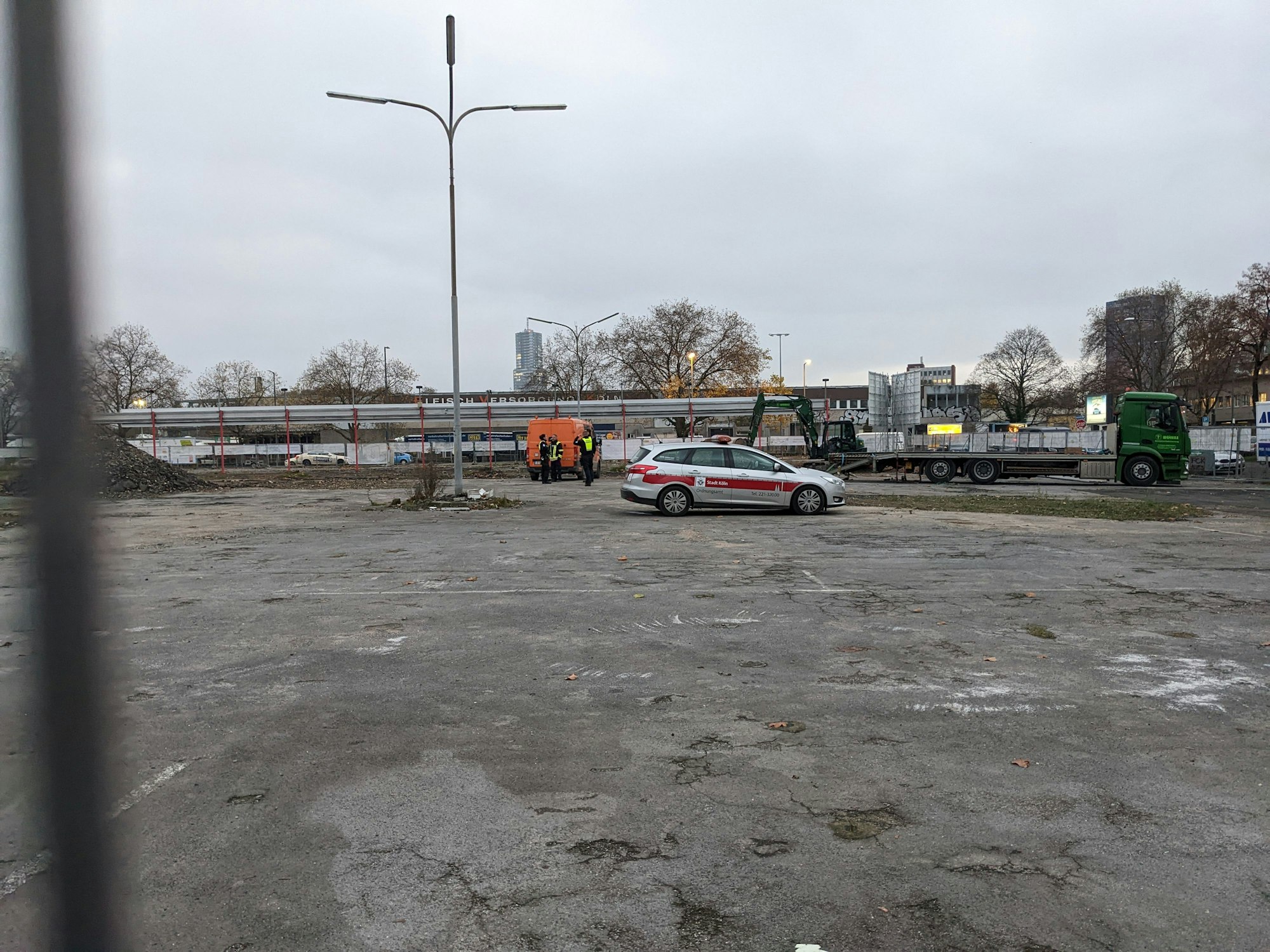 Ein Auto des Ordnungsamts ist an einem Gebäude abgestellt. In der Nähe wurde eine Bombe aus dem 2. Weltkrieg gefunden.