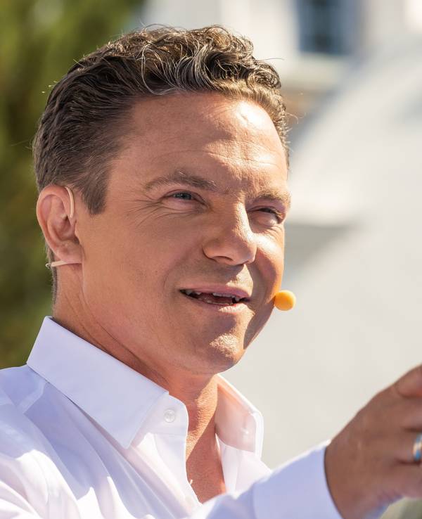 Moderator und Sänger Stefan Mross steht während der Liveübertragung der Sendung "Immer wieder Sonntags" auf der Bühne.