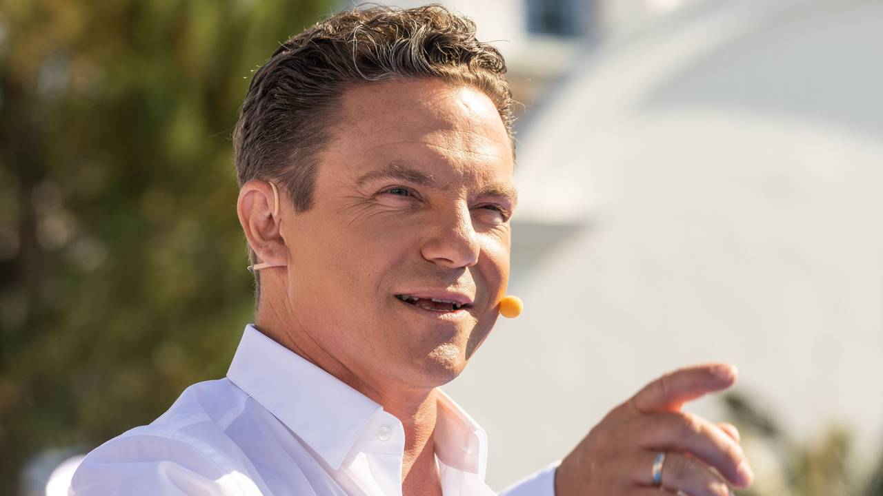Moderator und Sänger Stefan Mross steht während der Liveübertragung der Sendung "Immer wieder Sonntags" auf der Bühne.