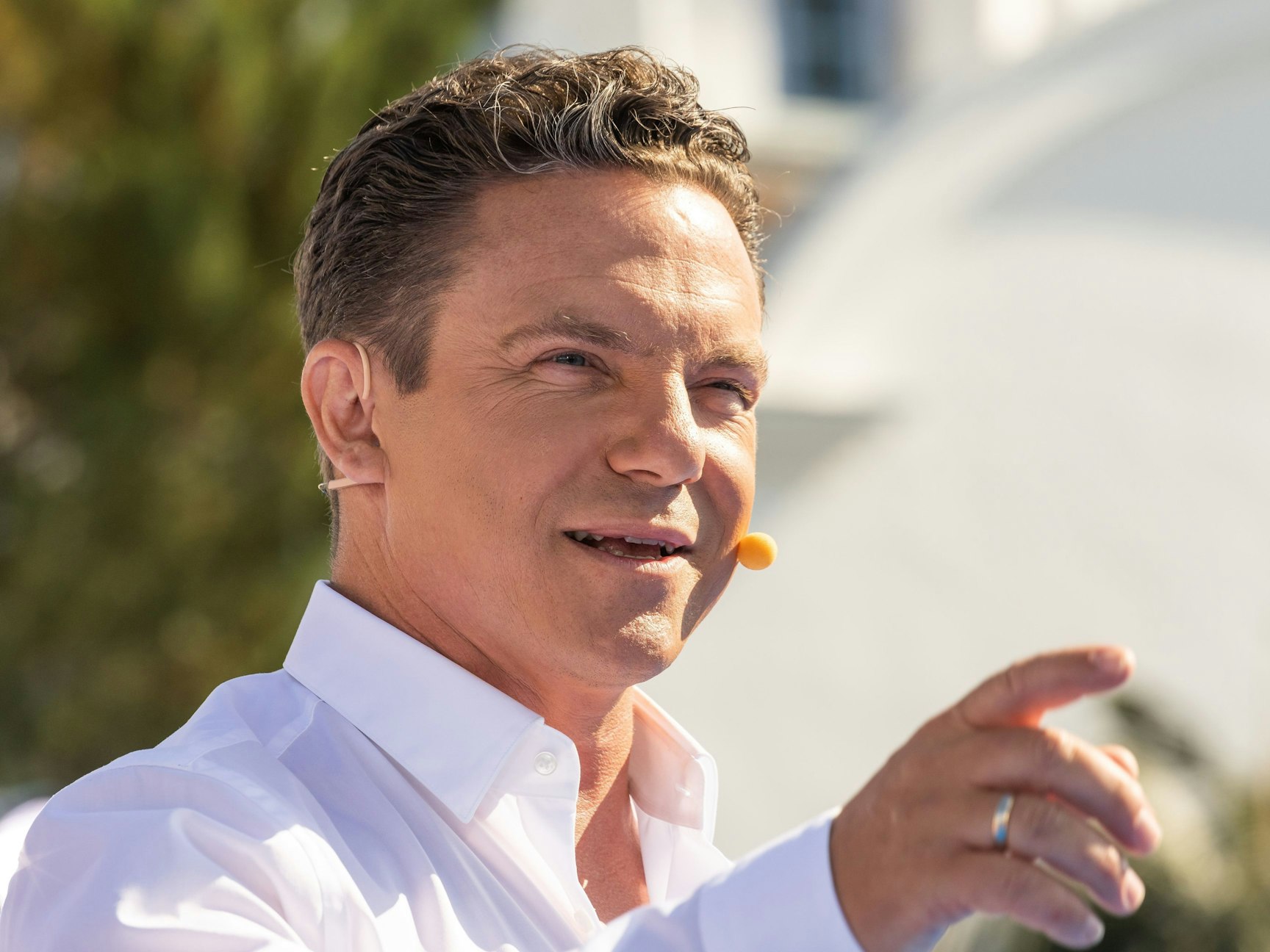 Moderator und Sänger Stefan Mross steht während der Liveübertragung der Sendung "Immer wieder Sonntags" auf der Bühne.