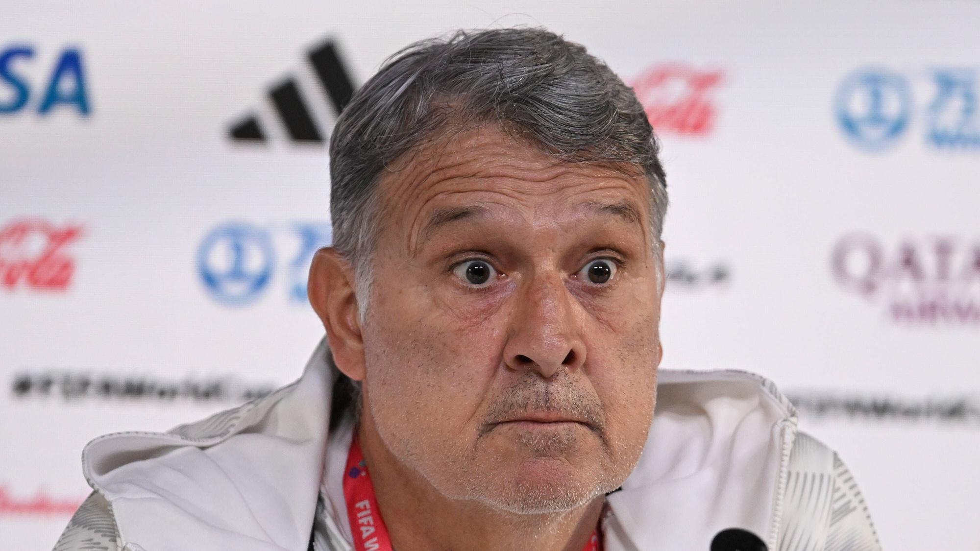 Gerardo Martino, Nationaltrainer von Mexiko, mit einem verdutzten Blick bei einer Pressekonferenz.