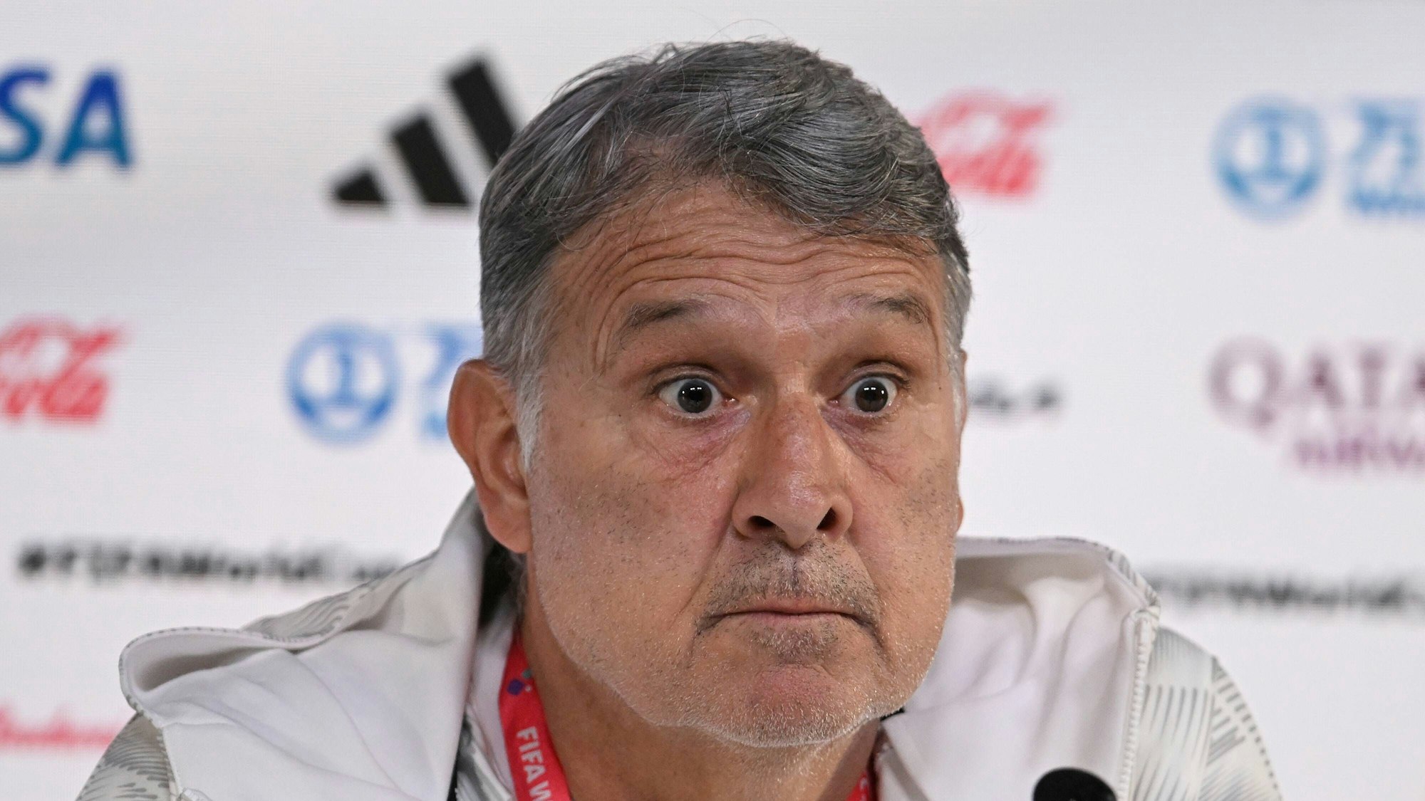 Gerardo Martino, Nationaltrainer von Mexiko, mit einem verdutzten Blick bei einer Pressekonferenz.