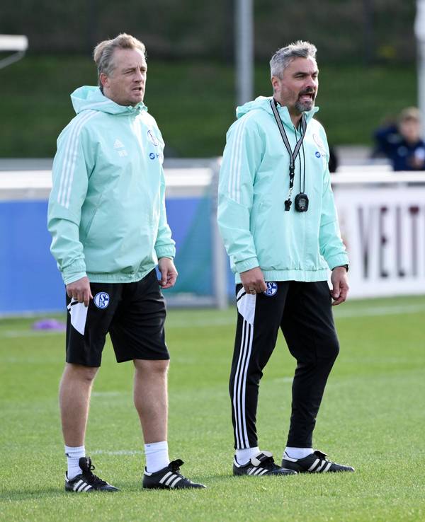 Co-Trainer Mike Büskens und Chefcoach Thomas Reis stehen beim Training des FC Schalke 04 am 2. November 2022 auf dem Platz.