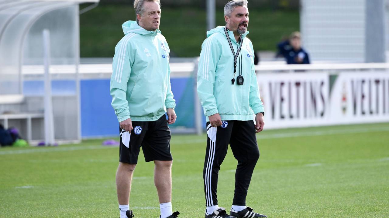 Co-Trainer Mike Büskens und Chefcoach Thomas Reis stehen beim Training des FC Schalke 04 am 2. November 2022 auf dem Platz.