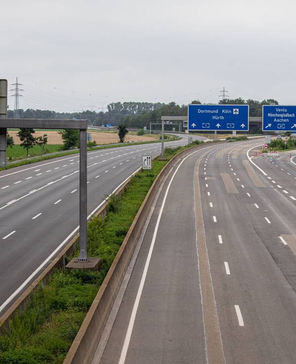 Komplett leere A61 bei Blessem. Die Autobahn hatte 2021 unter den Flutschäden stark gelitten.