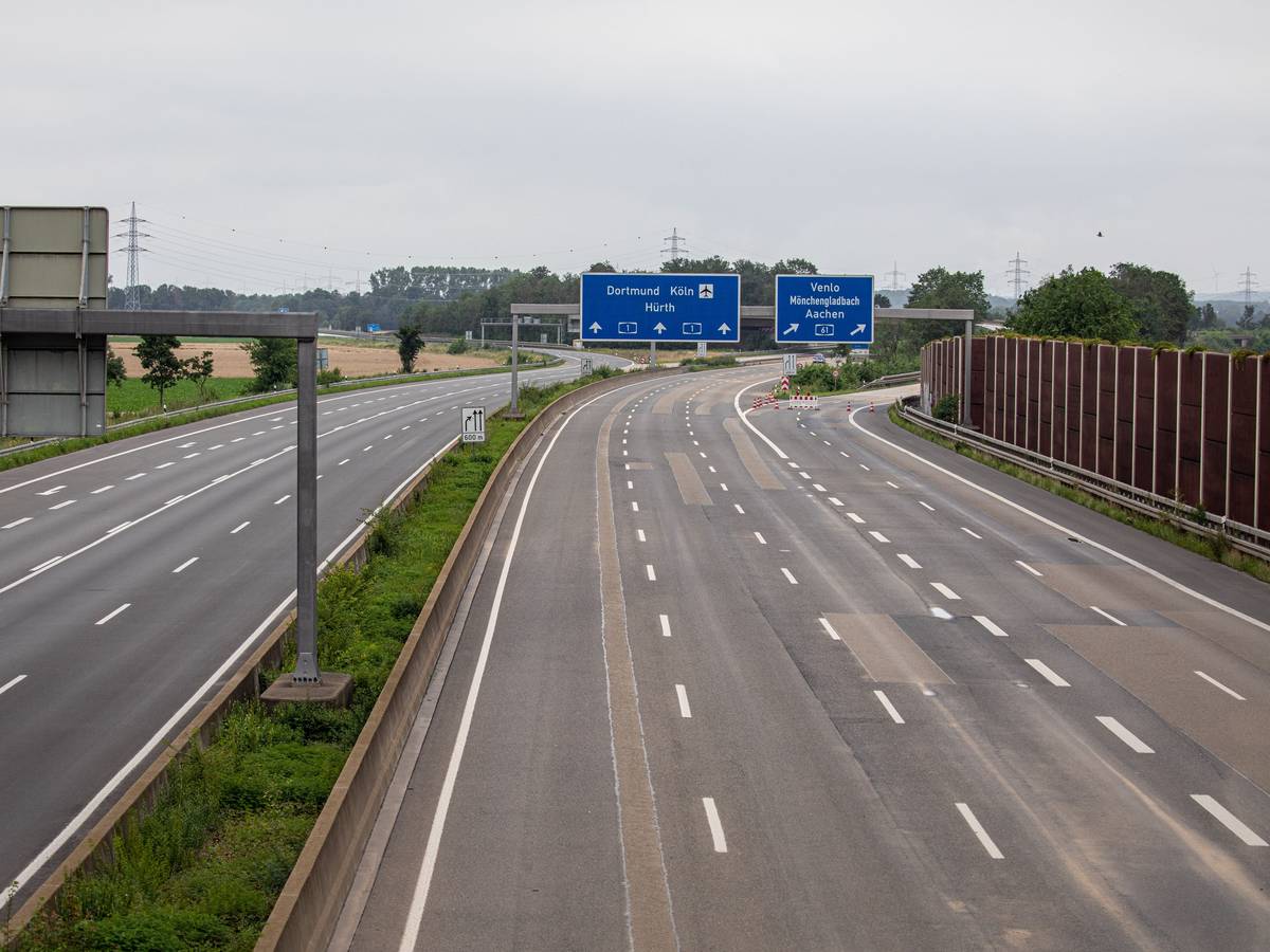 Komplett leere A61 bei Blessem. Die Autobahn hatte 2021 unter den Flutschäden stark gelitten.