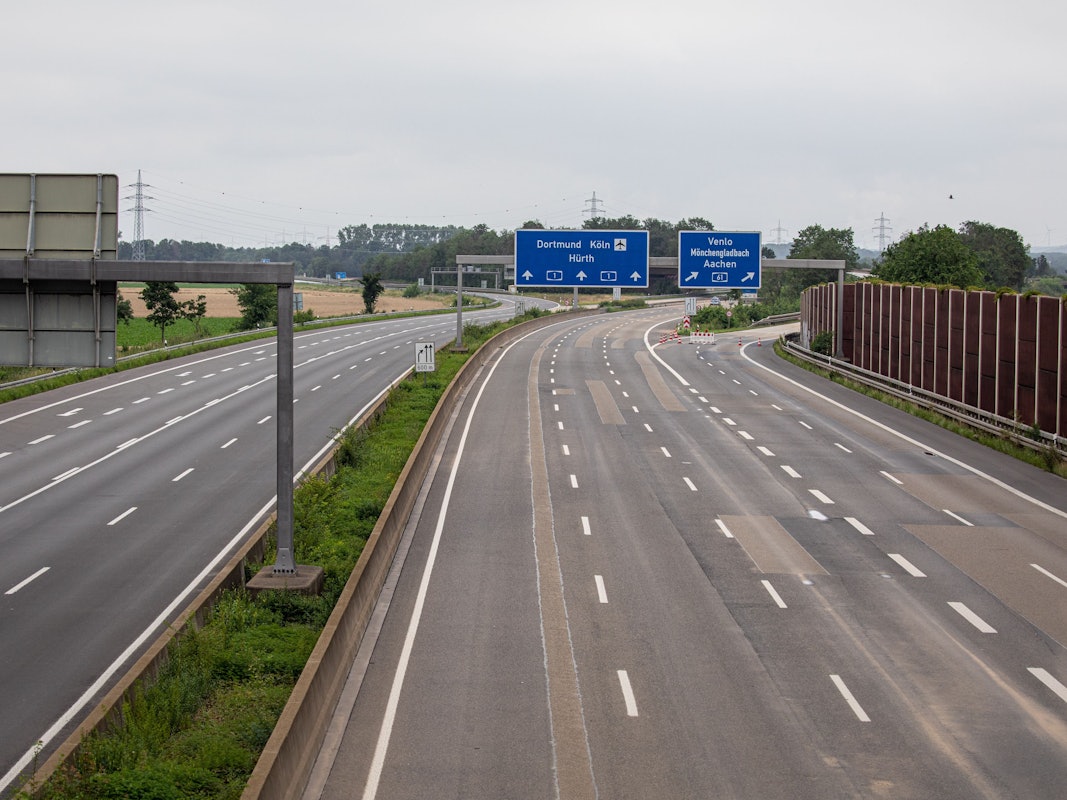 Komplett leere A61 bei Blessem. Die Autobahn hatte 2021 unter den Flutschäden stark gelitten.