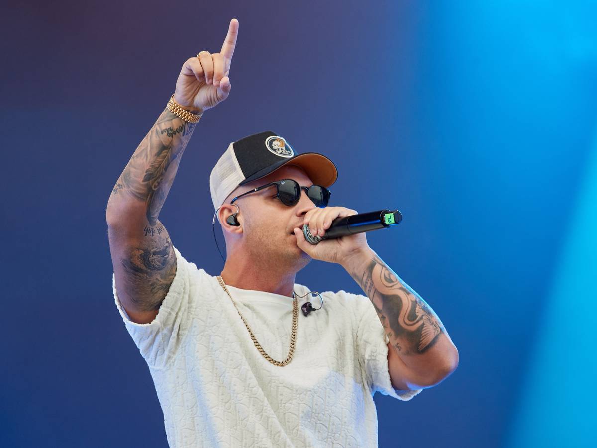 Sänger Pietro Lombardi singt im Juli 2021 auf der Bühne in Steinwerder.