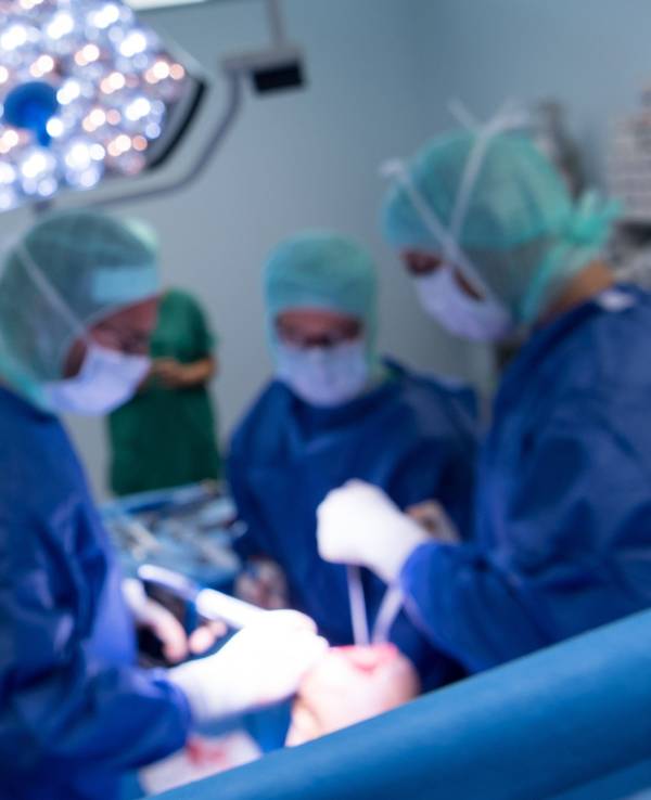 Ärztinnen und Ärzte während einer Operation.