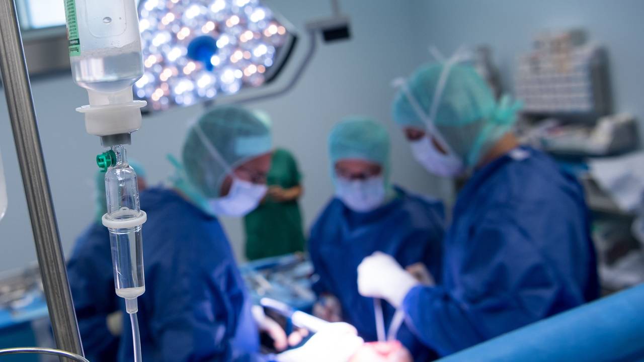 Ärztinnen und Ärzte während einer Operation.