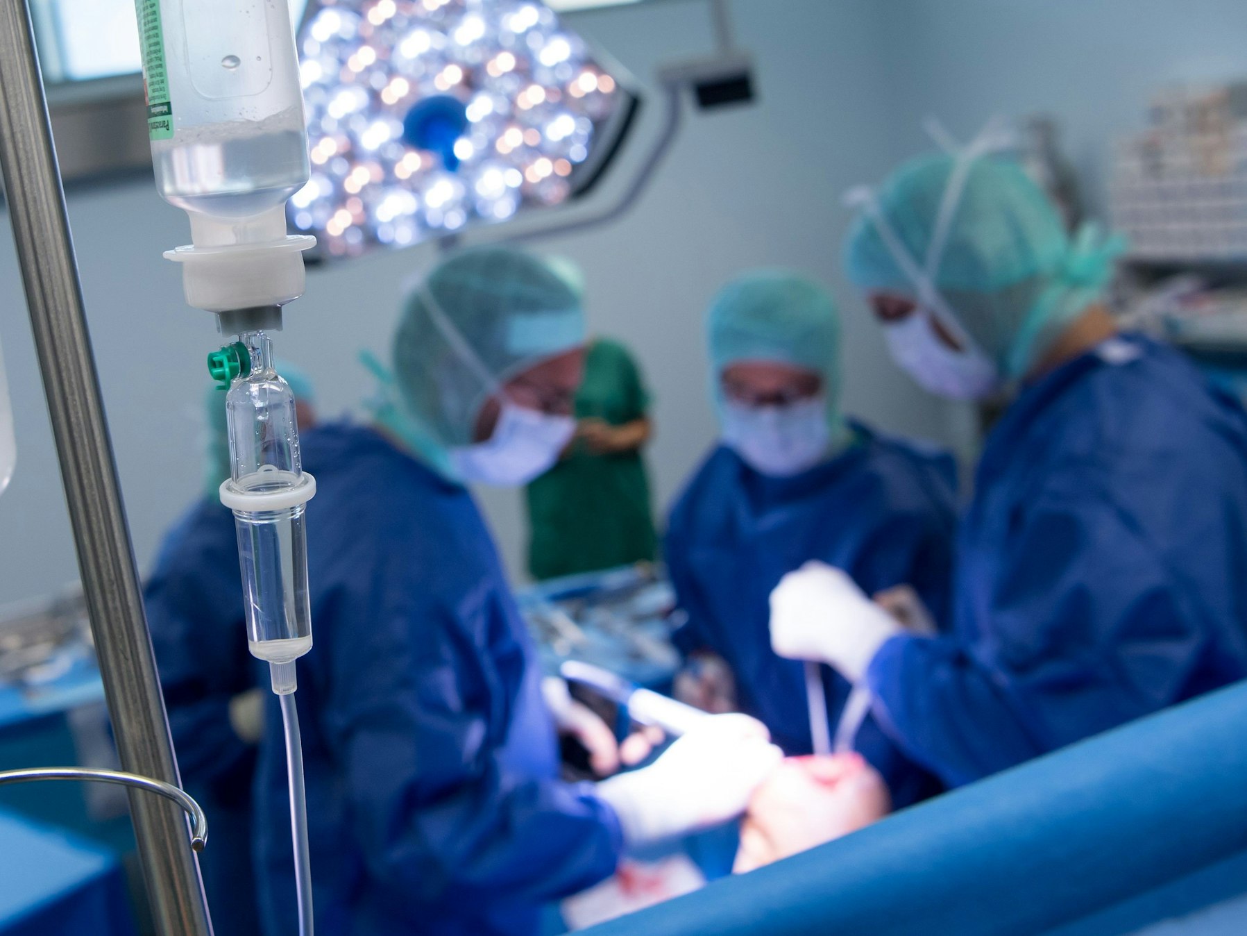 Ärztinnen und Ärzte während einer Operation.