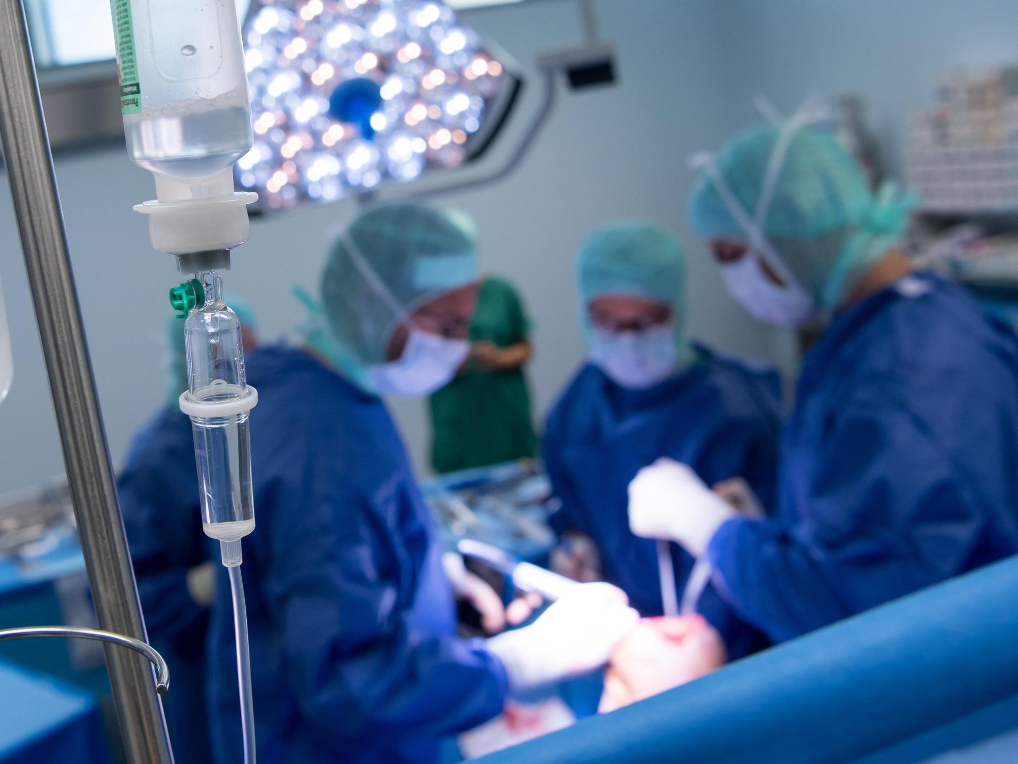 Ärztinnen und Ärzte während einer Operation.