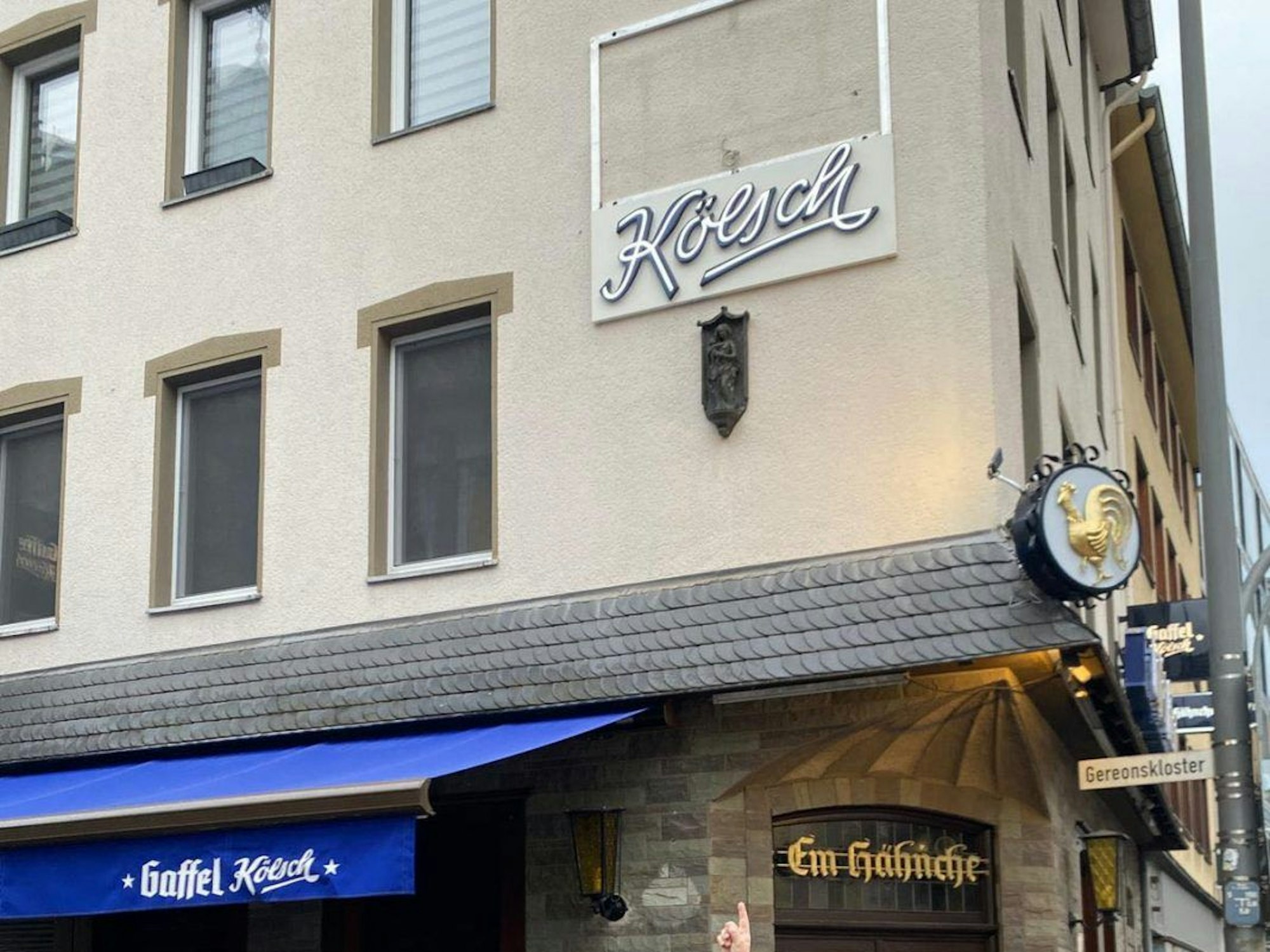 Ein großer Teil der Außenwerbung der Kneipe Em Hähnche fehlt plötzlich.