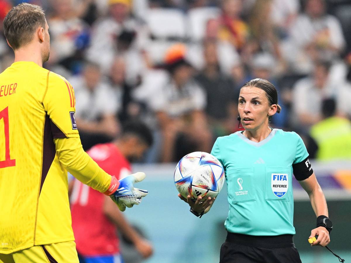Schiedsrichterin Stéphanie Frappart bei ihrer historischen WM-Premiere im Gespräch mit Deutschland-Kapitän Manuel Neuer.