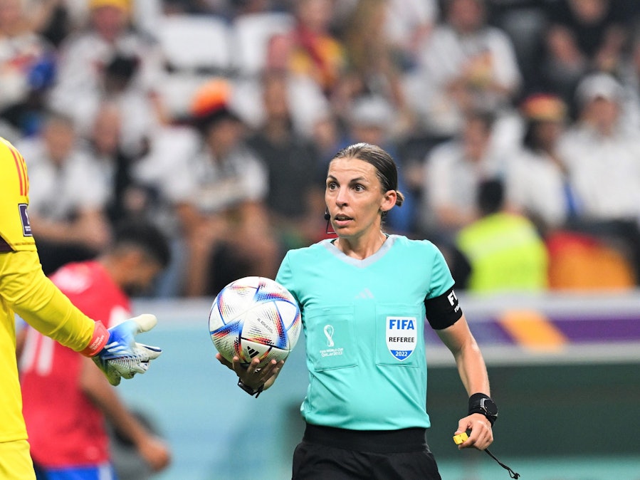 Schiedsrichterin Stéphanie Frappart bei ihrer historischen WM-Premiere im Gespräch mit Deutschland-Kapitän Manuel Neuer.