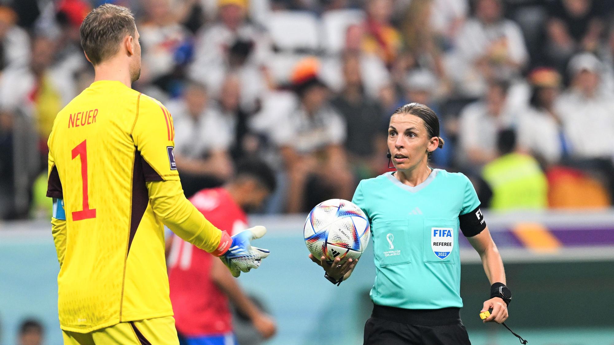 Schiedsrichterin Stéphanie Frappart bei ihrer historischen WM-Premiere im Gespräch mit Deutschland-Kapitän Manuel Neuer.