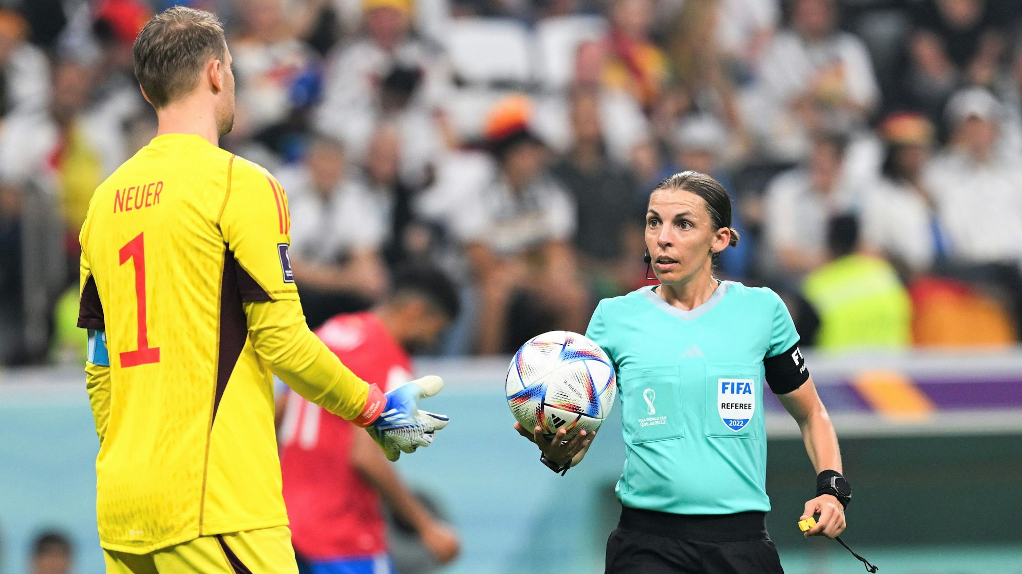 Schiedsrichterin Stéphanie Frappart bei ihrer historischen WM-Premiere im Gespräch mit Deutschland-Kapitän Manuel Neuer.