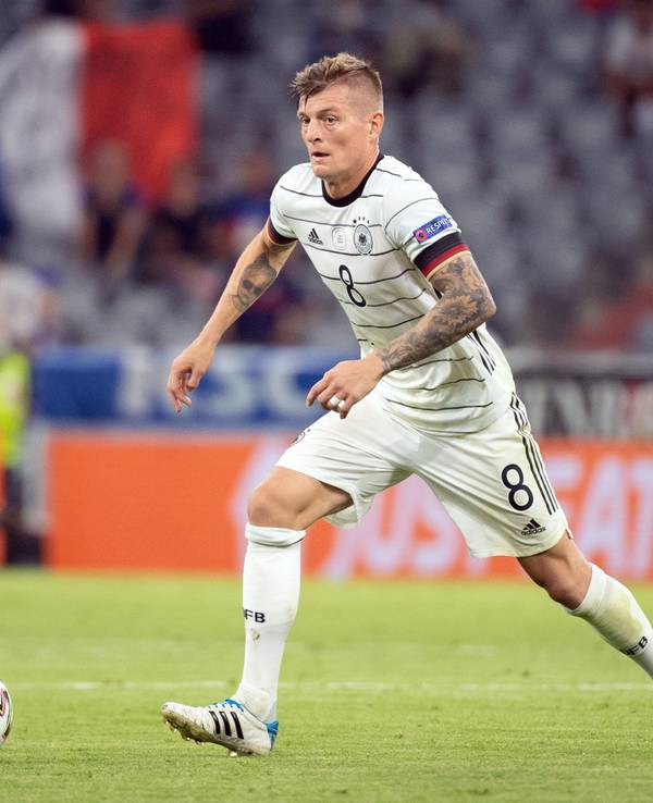 Deutschlands Toni Kroos spielt den Ball.