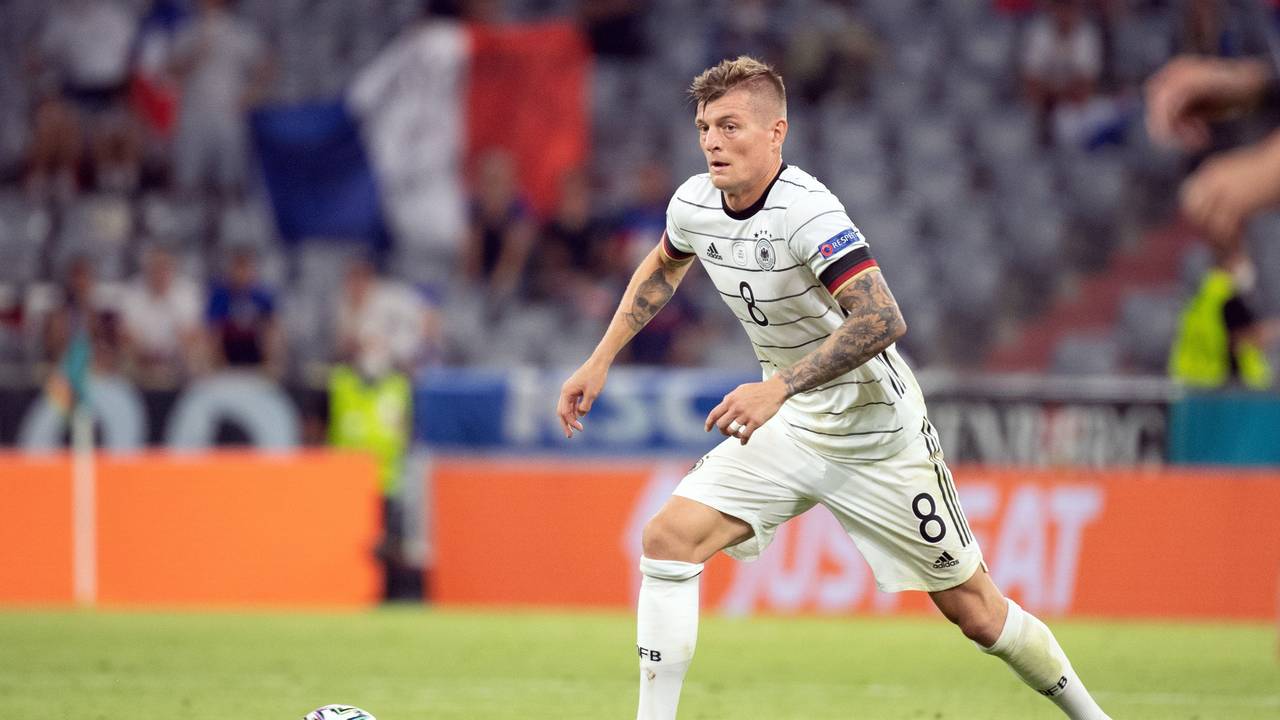 Deutschlands Toni Kroos spielt den Ball.
