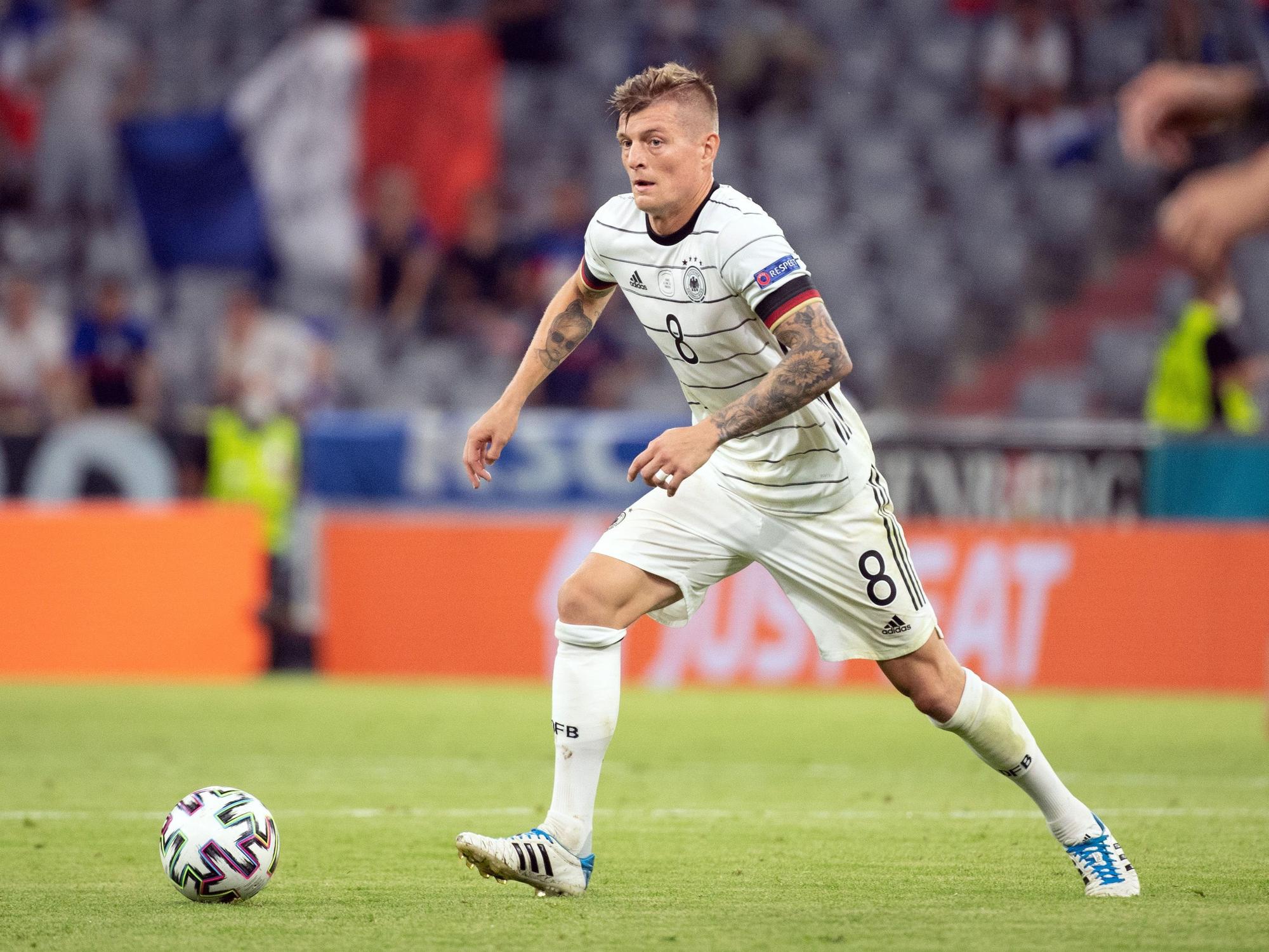 Deutschlands Toni Kroos spielt den Ball.