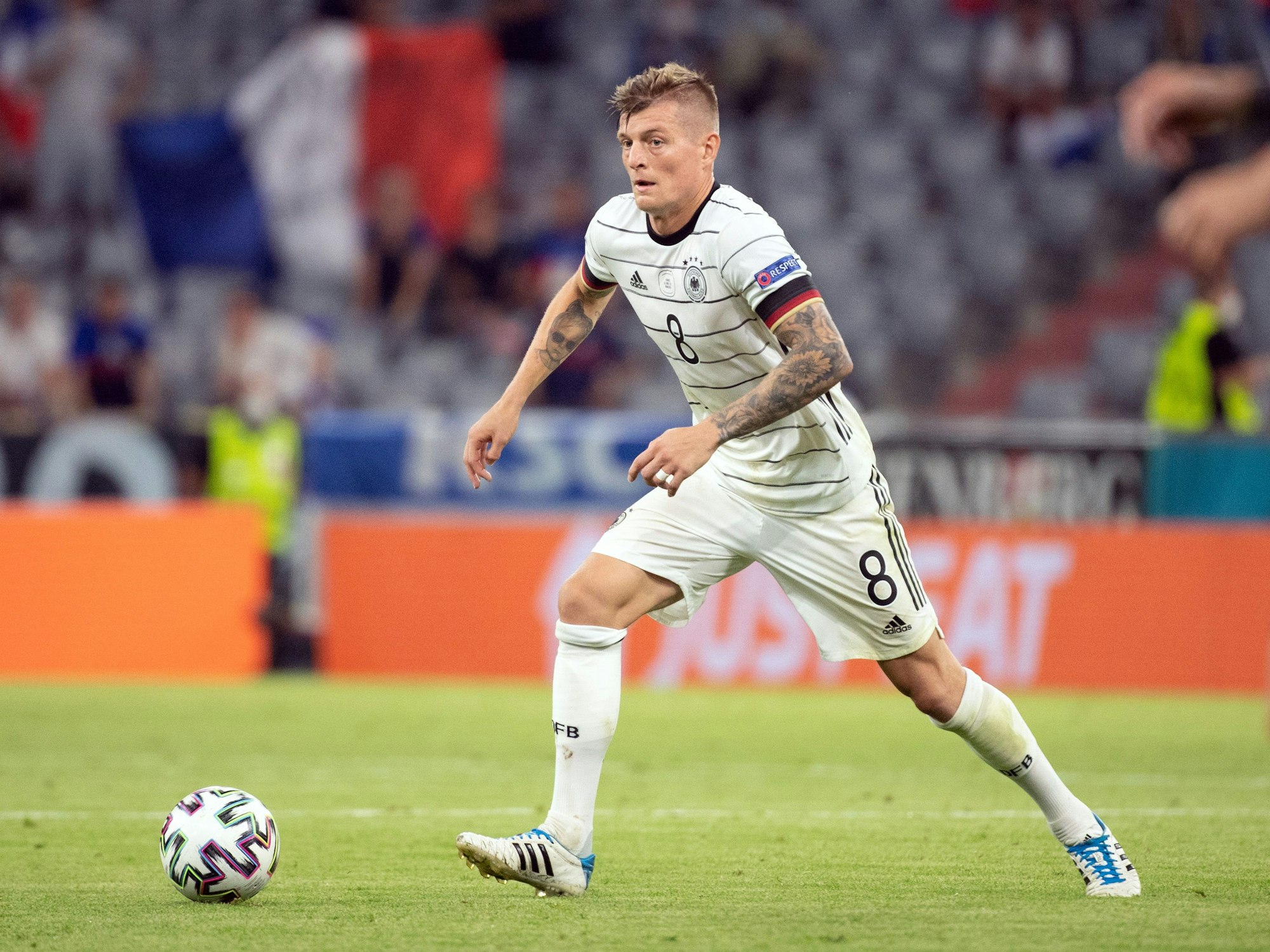 Deutschlands Toni Kroos spielt den Ball.