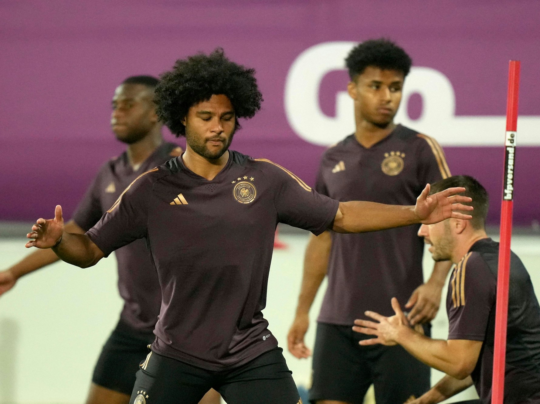 Serge Gnabry wärmt sich auf.