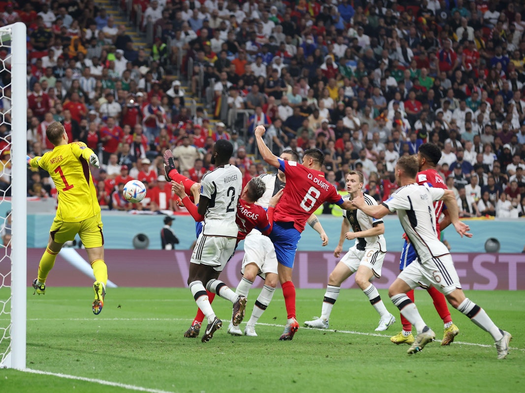 Manuel Neuer kann ein Gegentor im Getümmel beim WM-Spiel zwischen Deutschland und Costa Rica nicht verhindern.